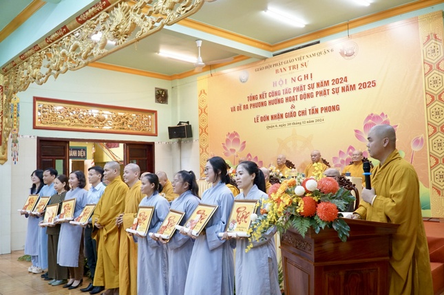 Ban Trị sự GHPGVN Q.6 trao thưởng cho các Phật tử đạt thành tích cao trong cuộc thi giáo lý