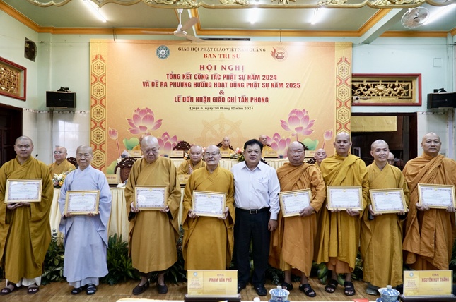 Ủy ban Nhân dân Q.6 trao tặng Giấy khen tập thể, cá nhân thực hiện tốt hoạt động Phật sự và hoạt động từ thiện xã hội năm 2024.