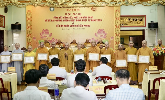 Nhiều Bằng tuyên dương công đức được trao đến Tăng Ni Phật giáo Q.6 Nhiều Bằng tuyên dương công đức được trao đến Tăng Ni Phật giáo Q.6