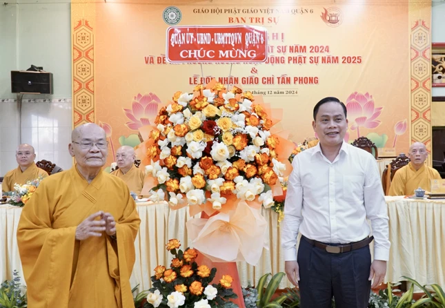 Đại diện Quận ủy, Ủy ban Nhân dân, Ủy ban MTTQVN Q.6 chúc mừng Ban Trị sự Phật giáo Q.6 Đại diện Quận ủy, Ủy ban Nhân dân, Ủy ban MTTQVN Q.6 chúc mừng Ban Trị sự Phật giáo Q.6