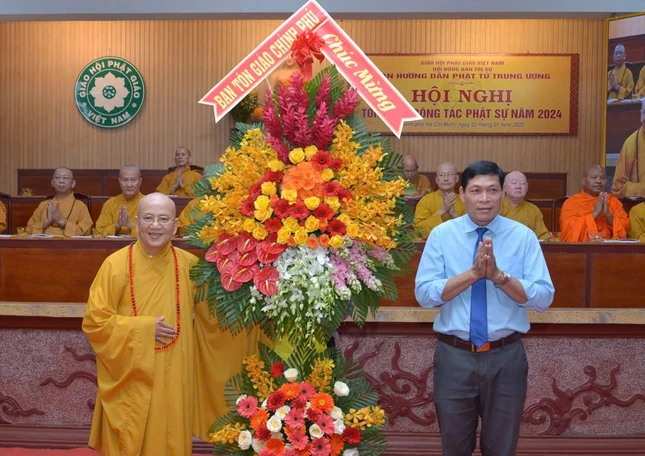 Hòa thượng Thích Khế Chơn đón nhận lẵng hoa chúc mừng của Ban Tôn giáo Chính phủ