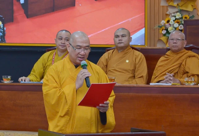 Thượng tọa Thích Phước Nguyên đọc quyết định tặng Bằng tuyên dương công đức của TƯGH
