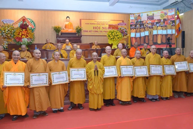 15 tập thể thuộc Ban Hướng dẫn Phật tử và 34 cá nhân nhận Bằng tuyên dương công đức