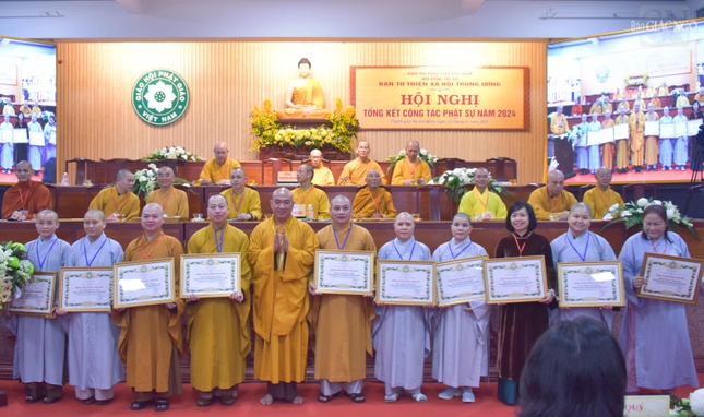 Thành viên Ban Từ thiện xã hội T.Ư đón nhận Bằng tuyên dương công đức