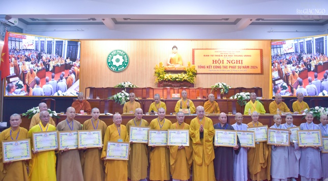 Ban Từ thiện xã hội T.Ư trao tặng nhiều Bằng tuyên dương công đức cho nhiều tập thể và nhiều cá nhân đã hoàn thành xuất sắc hoạt động Phật sự