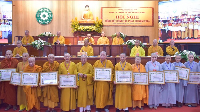 Hội đồng Trị sự GHPGVN trao tặng Bằng tuyên dương công đức cho 16 tập thể và 27 cá nhân đã hoàn thành xuất sắc công tác Phật sự