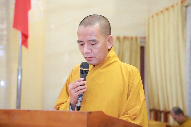 Thượng tọa Thích Minh Nhật báo cáo hoạt động Ban Hoằng pháp