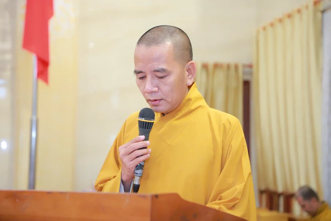 Thượng tọa Thích Minh Nhật báo cáo hoạt động Ban Hoằng pháp