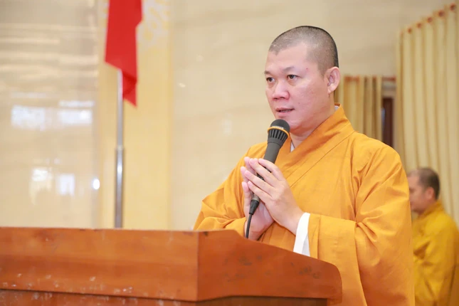 Thượng tọa Thích Minh Duyên báo cáo hoạt động Ban Hướng dẫn Phật tử