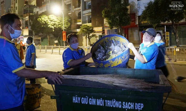 Rác được liên tục thu gom để vận chuyển đến nơi tập kết. Nhiều loại rác thải là túi nhựa và chai nhựa thu được khu vực vỉa hè, bên ngoài khuôn viên chùa