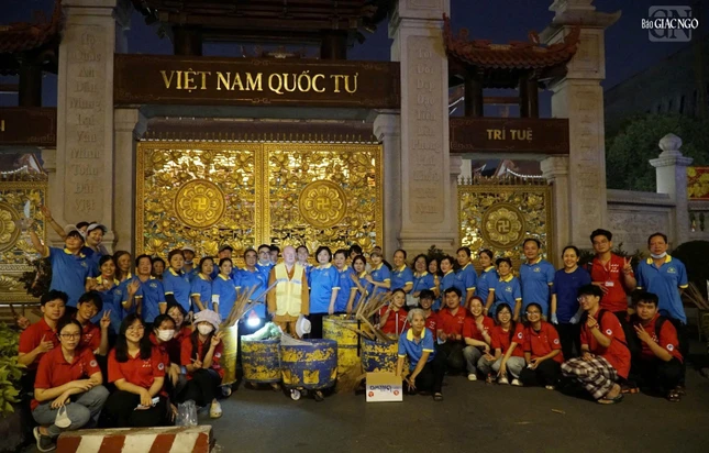 Đoàn kết thúc công việc vệ sinh đường phố lúc 5 giờ 45, trời vừa rạng sáng, trong niềm hoan hỷ của toàn thể thành viên