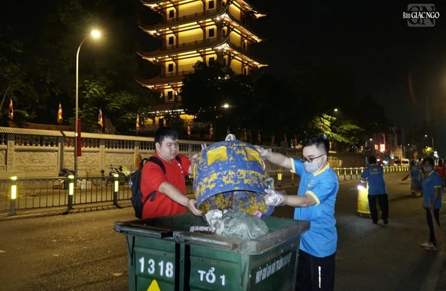 Rác được luân chuyển, thu gom trên đường vệ sinh