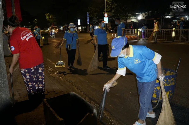 Phật tử dọn vệ sinh, quét sạch những vũng nước tù hôi bên cạnh các miệng cống rảnh