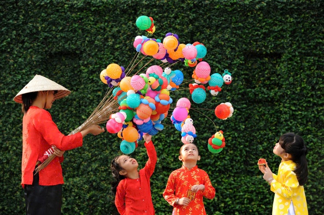 Trẻ thơ vui Tết với áo dài, áo bà ba và dưa hấu đỏ, bóng bay Trẻ thơ vui Tết với áo dài, áo bà ba và dưa hấu đỏ, bóng bay