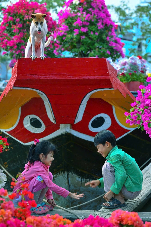 "Trên bến dưới thuyền", khoảnh khắc trẻ thơ hồn nhiên vui chơi khi cùng gia đình bán hoa ngày Tết thu hút sự quan tâm đặc biệt của nhiều du khách "Trên bến dưới thuyền", khoảnh khắc trẻ thơ hồn nhiên vui chơi khi cùng gia đình bán hoa ngày Tết thu hút sự quan tâm đặc biệt của nhiều du khách