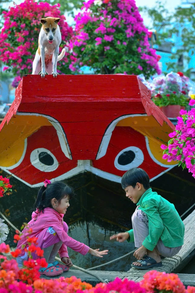 "Trên bến dưới thuyền", khoảnh khắc trẻ thơ hồn nhiên vui chơi khi cùng gia đình bán hoa ngày Tết thu hút sự quan tâm đặc biệt của nhiều du khách
