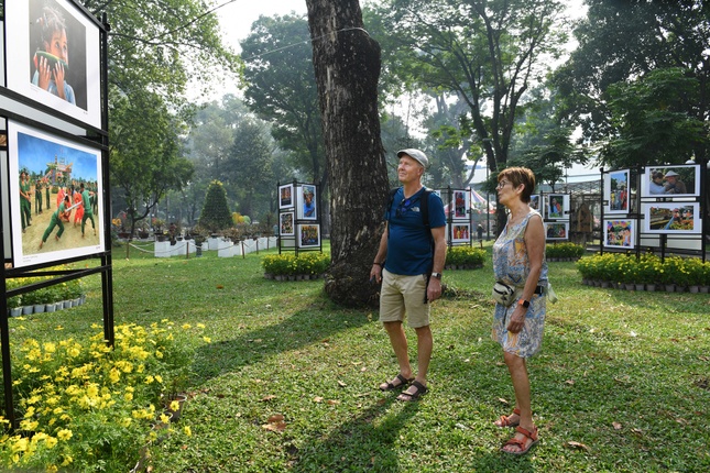 Du khách nước ngoài thích thú thưởng thức các bức ảnh của Nhiếp ảnh gia Trần Thế Phong tại triển lãm Du khách nước ngoài thích thú thưởng thức các bức ảnh của Nhiếp ảnh gia Trần Thế Phong tại triển lãm