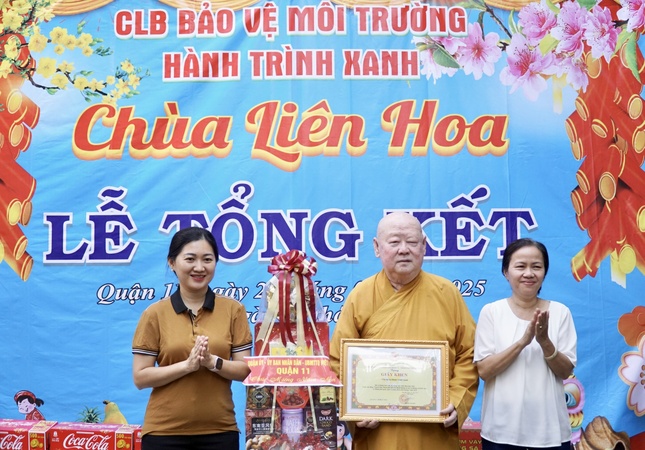 Hòa thượng Thích Duy Trấn đón nhận Giấy khen ghi nhận sự đóng góp của Câu lạc bộ Hành Trình Xanh chung tay bảo vệ môi trường