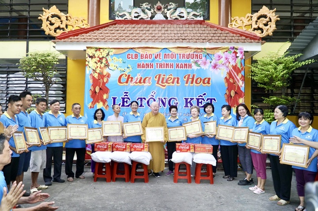 Thành viên câu lạc bộ hoan hỷ trong ngày tổng kết hoạt động vệ sinh đường phố năm 2024