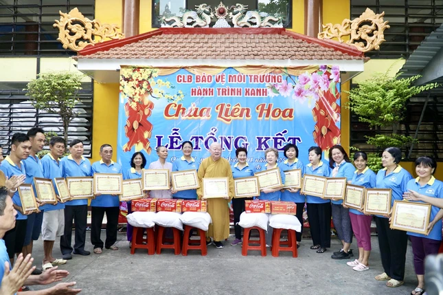 Thành viên câu lạc bộ hoan hỷ trong ngày tổng kết hoạt động vệ sinh đường phố năm 2024