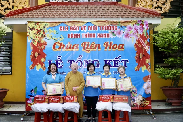 Gia đình cùng tham gia bảo vệ môi trường, quét đường hằng tuần cùng Câu lạc bộ Hành Trình Xanh