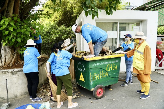 Những xe rác chất đầy lá cây, chai nhựa được Câu lạc bộ Hành Trình Xanh thu dọn trong chiều 29 Tết Những xe rác chất đầy lá cây, chai nhựa được Câu lạc bộ Hành Trình Xanh thu dọn trong chiều 29 Tết