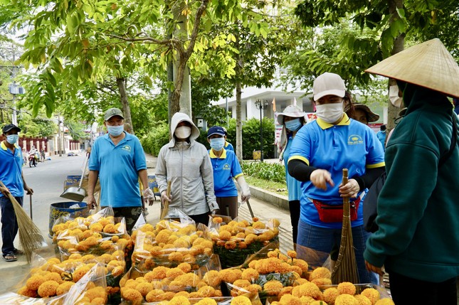 Trong lúc vệ sinh đường phố, thành viên Câu lạc bộ Hành Trình Xanh còn mua hoa giúp các tiểu thương bán hoa ế, giúp phần nào cho bà con có Tết Trong lúc vệ sinh đường phố, thành viên Câu lạc bộ Hành Trình Xanh còn mua hoa giúp các tiểu thương bán hoa ế, giúp phần nào cho bà con có Tết