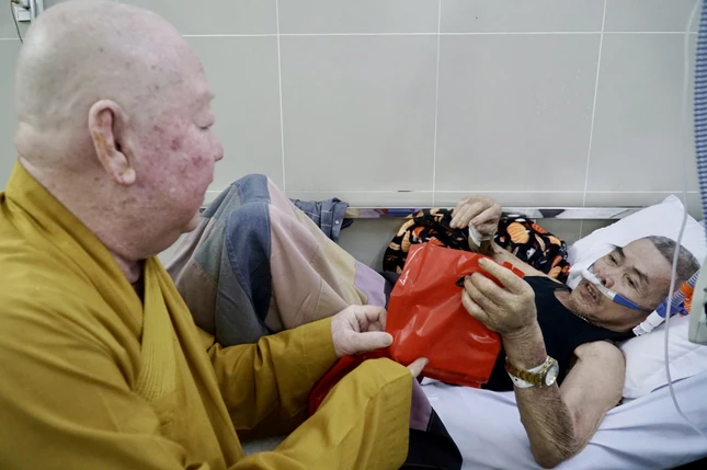 "Cảm ơn" là lời nói mà chú lặp đi lặp lại khi được Hòa thượng hỏi thăm và chúc sức khỏe