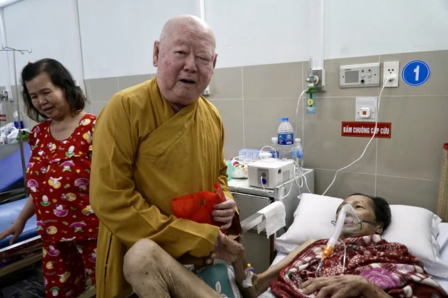 Bệnh nhân nắm lấy tay Hòa thượng không buông, xúc động vì "được thương" trong lúc sức khỏe và tinh thần cần sự tiếp sức