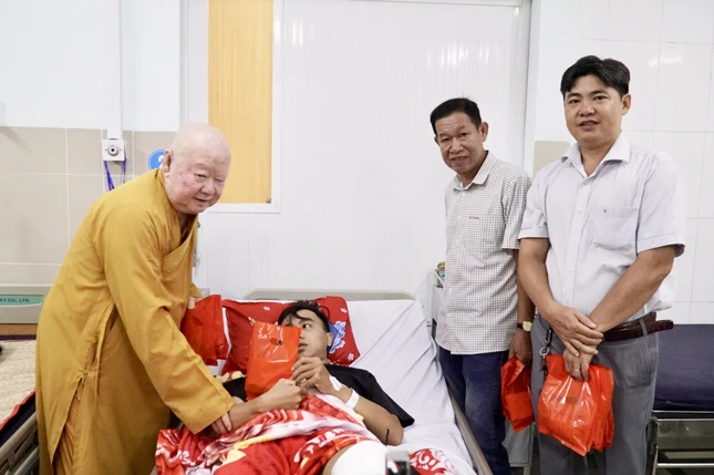 Những phần quà ngoài tiền mặt, mứt hạt sen, còn gói trọn trong đó hơi ấm tình thương và lời chúc lành đón chào năm Ất Tỵ với nhiều may mắn, bình an