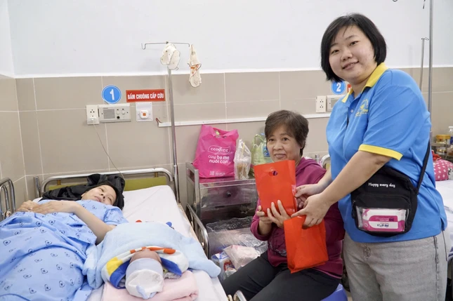 Những phần quà chúc phúc đến mẹ và bé