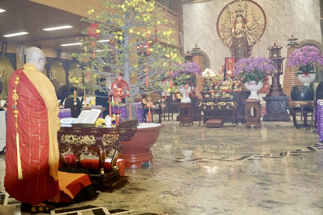 Chùa Thảo Đường (số 184 Trần Văn Kiểu, P.10, Q.6) đón giao thừa bắt đầu từ 00 giờ đến 2 giờ 15, ngày mùng 1 Tết. Gần 100 Phật tử trở về chùa thực hiện nghi lễ tâm linh này