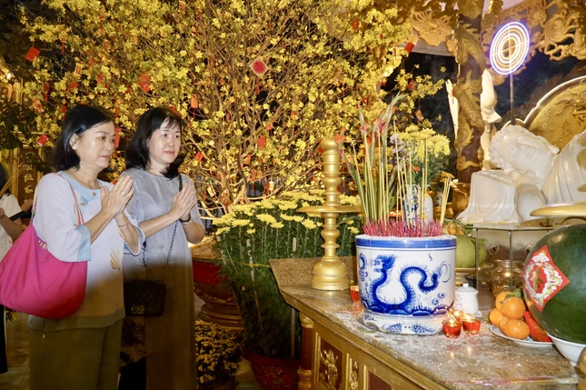 Phật tử dâng lời cầu nguyện đầu Xuân tại tịnh xá Lộc Uyển trong đêm giao thừa Phật tử dâng lời cầu nguyện đầu Xuân tại tịnh xá Lộc Uyển trong đêm giao thừa