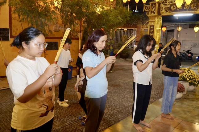 Nhiều bạn trẻ đến chùa dâng hương. Mỗi người có những mong muốn khác nhau, nhưng đều chung một ước nguyện về một năm mới an lành, hạnh phúc Nhiều bạn trẻ đến chùa dâng hương. Mỗi người có những mong muốn khác nhau, nhưng đều chung một ước nguyện về một năm mới an lành, hạnh phúc