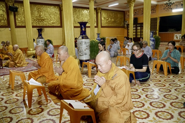 Tại tịnh xá Lộc Uyển (P.12, Q.6, TP.HCM), 23 giờ đêm đón giao thừa, chư Tăng cử hành thời khóa khai kinh, rước lễ chào đón năm mới