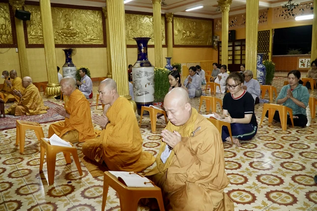 Tại tịnh xá Lộc Uyển (P.12, Q.6, TP.HCM), 23 giờ đêm đón giao thừa, chư Tăng cử hành thời khóa khai kinh, rước lễ chào đón năm mới Tại tịnh xá Lộc Uyển (P.12, Q.6, TP.HCM), 23 giờ đêm đón giao thừa, chư Tăng cử hành thời khóa khai kinh, rước lễ chào đón năm mới