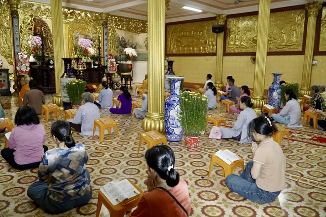 Nhiều bạn trẻ về tịnh xá Lộc Uyển tụng kinh, lễ Phật trong đêm giao thừa Nhiều bạn trẻ về tịnh xá Lộc Uyển tụng kinh, lễ Phật trong đêm giao thừa