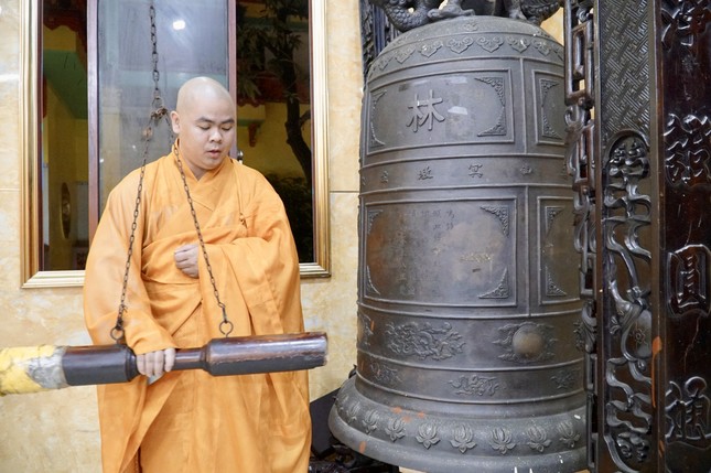 Tại chùa Tuyền Lâm - nơi đặt Văn phòng Ban Trị sự GHPGVN Q.6, đúng 23 giờ 30, chư Tăng cử chuông trống Bát-nhã thực hiện khóa lễ Khánh đản rước Đức Di Lạc