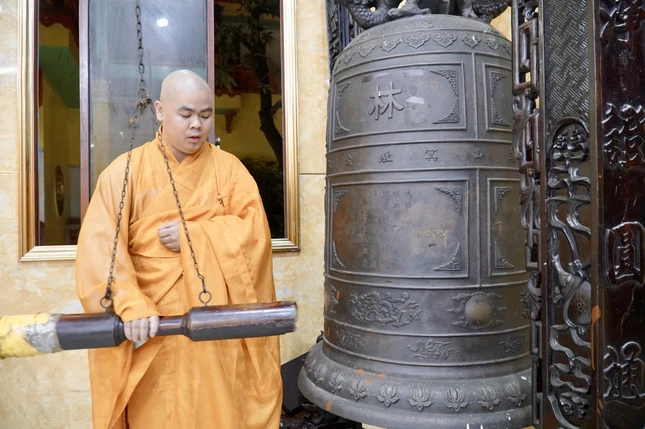 Tại chùa Tuyền Lâm - nơi đặt Văn phòng Ban Trị sự GHPGVN Q.6, đúng 23 giờ 30, chư Tăng cử chuông trống Bát-nhã thực hiện khóa lễ Khánh đản rước Đức Di Lạc Tại chùa Tuyền Lâm - nơi đặt Văn phòng Ban Trị sự GHPGVN Q.6, đúng 23 giờ 30, chư Tăng cử chuông trống Bát-nhã thực hiện khóa lễ Khánh đản rước Đức Di Lạc