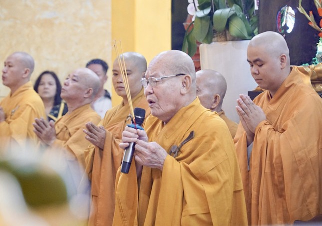 Hòa thượng Thích Thiện Nghĩa, Trưởng ban Trị sự GHPGVN Q.6 cử hành nghi thức đón giao thừa, nghinh xuân