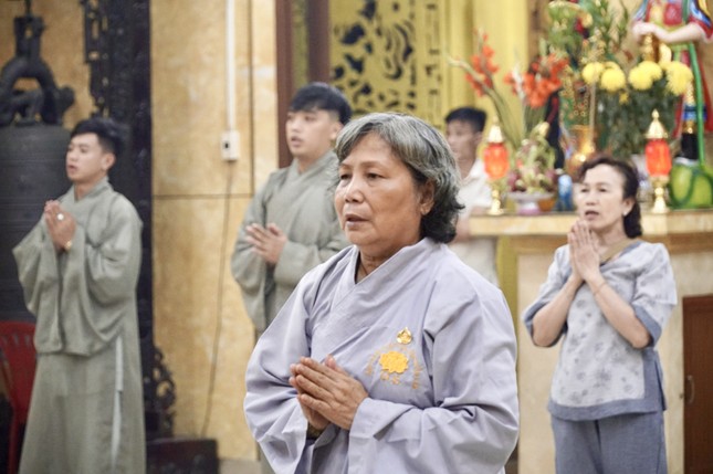 Phật tử về chùa Tuyền Lâm đón giao thừa, tụng kinh cầu nguyện cho những giá trị tốt đẹp trong cuộc sống