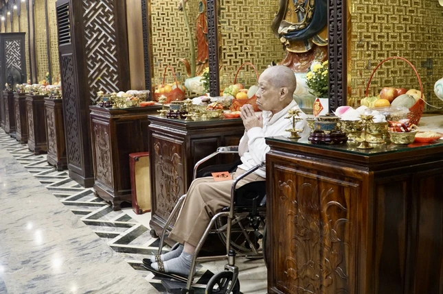 Trọn lòng thành kính hướng về Đức Phật, chư vị Bồ-tát và ông bà Tổ tiên Trọn lòng thành kính hướng về Đức Phật, chư vị Bồ-tát và ông bà Tổ tiên