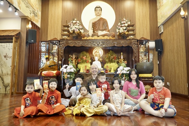 Em thơ về chùa vui Tết ngày đầu năm mới. Các em cho biết, được về chùa đêm giao thừa là điều hạnh phúc, vừa được lạy Phật, được Thầy lì-xì, được ăn chè và được vui chơi cùng các bạn. Chùa vì thế trở thành nguồn cội, là nơi muốn quay về của em thơ