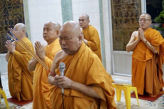 Tại tịnh xá Trung tâm (Q.6), khóa lễ đón giao thừa được cử hành ngay sau khi pháo hoa được bắn, chào mừng năm mới