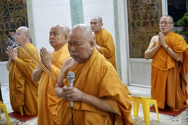 Tại tịnh xá Trung tâm (Q.6), khóa lễ đón giao thừa được cử hành ngay sau khi pháo hoa được bắn, chào mừng năm mới Tại tịnh xá Trung tâm (Q.6), khóa lễ đón giao thừa được cử hành ngay sau khi pháo hoa được bắn, chào mừng năm mới