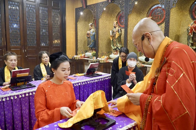 Phật tử nhận lộc đầu năm từ Đại đức trụ trì chùa Thảo Đường, với lời chúc may mắn, an lành và nhiều thuận duyên trong năm mới Phật tử nhận lộc đầu năm từ Đại đức trụ trì chùa Thảo Đường, với lời chúc may mắn, an lành và nhiều thuận duyên trong năm mới