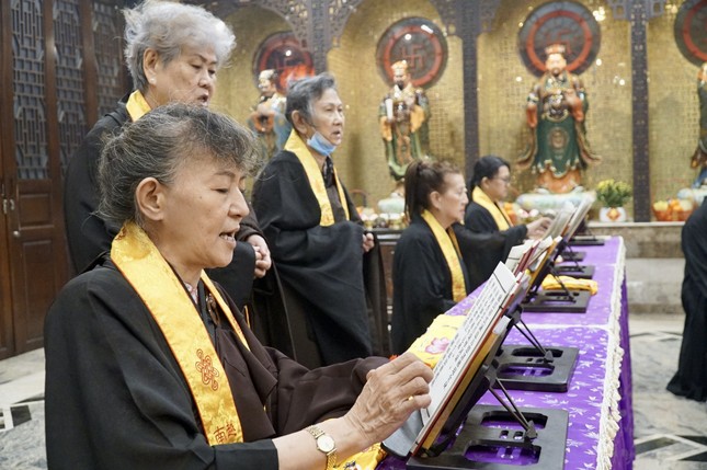 Trong không khí hân hoan chào đón năm mới, nhiều Phật tử xem việc đi chùa lễ Phật, đặc biệt là vào thời khắc giao thừa và mùng 1 Tết là "việc phải làm"