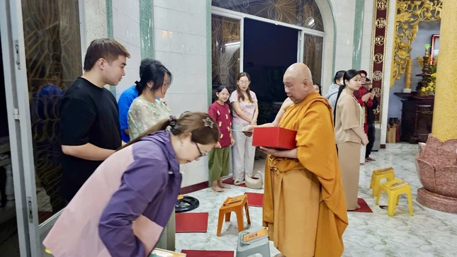 Hòa thượng Thích Giác Pháp trao lộc đầu năm đến Phật tử Hòa thượng Thích Giác Pháp trao lộc đầu năm đến Phật tử