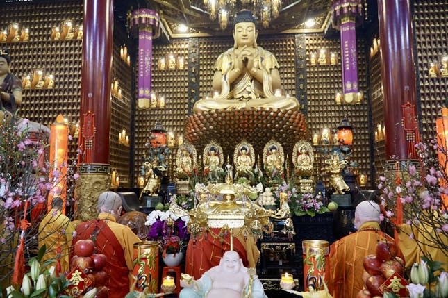 Lễ khai kinh diễn ra trang nghiêm, thành kính tại chánh điện chùa Vạn Phật - nơi đặt Văn phòng Ban Đại diện Phật giáo người Hoa TP.HCM Lễ khai kinh diễn ra trang nghiêm, thành kính tại chánh điện chùa Vạn Phật - nơi đặt Văn phòng Ban Đại diện Phật giáo người Hoa TP.HCM