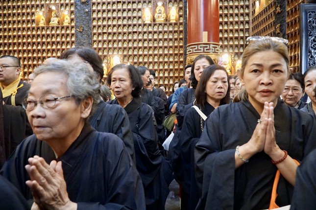 Phật tử cung kính thọ trì giáo pháp trong ngày họp mặt đầu năm Phật tử cung kính thọ trì giáo pháp trong ngày họp mặt đầu năm